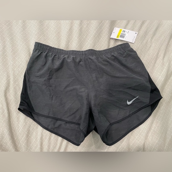 Women’s NIKE Dri Fit shorts size Small NWT - Picture 1 of 10